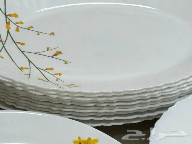 مطبخ صغير مع طاولة طعام ومستلزمات مطبخ جديدة 13