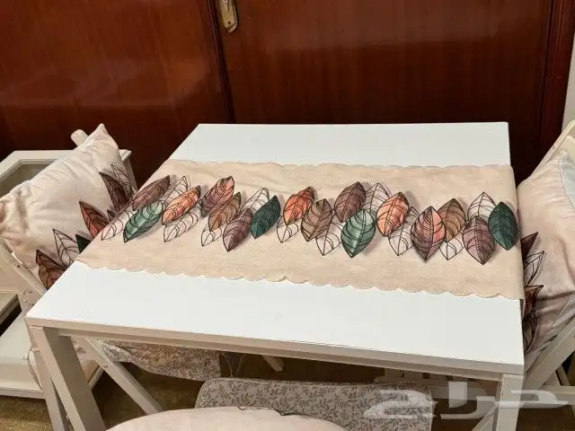 مطبخ صغير مع طاولة طعام ومستلزمات مطبخ جديدة 17