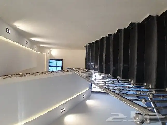 للبيع شقه دور ثاني مصعد شغال حي المعارض تشطيب راقي 520الف 3