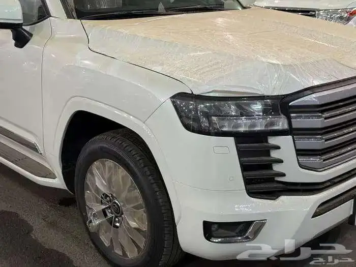 لاند كروزر GXRL4 ابيض 2025 10