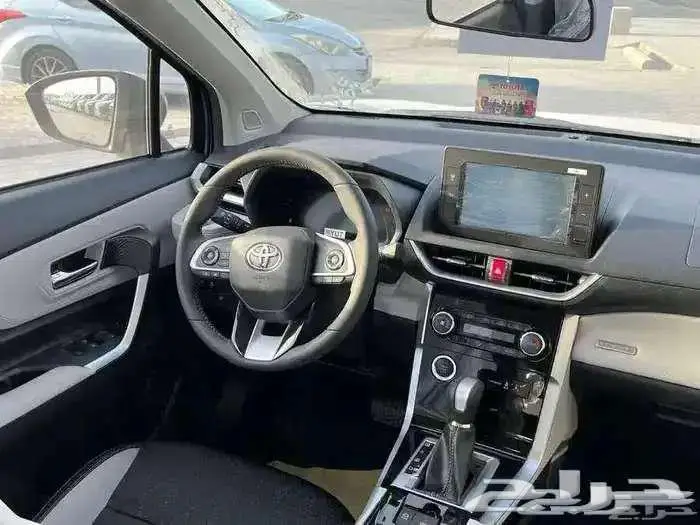 تويوتا فيلوز GLX بنزين 2025 4