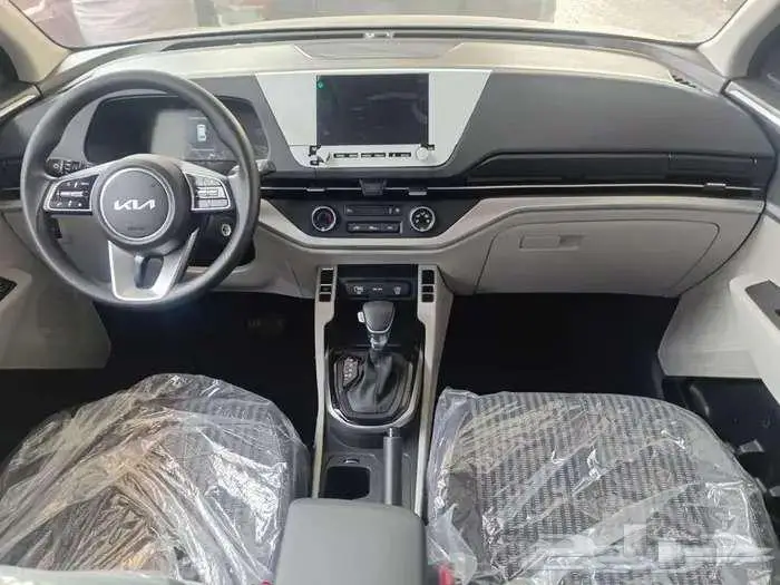 كيا كارنز شاشة وكاميرا موديل 2025 لدى شركة سفنز التجارية 3