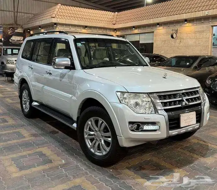 للبيع مستوبيشي باجيرو 2017 مكينة كبيره 3.8 سعودي V6 1