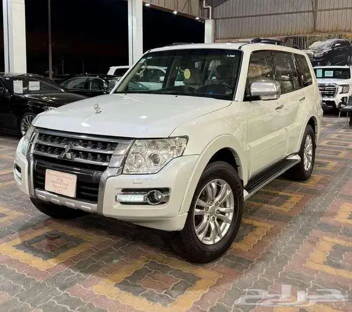 للبيع مستوبيشي باجيرو 2017 مكينة كبيره 3.8 سعودي V6 4