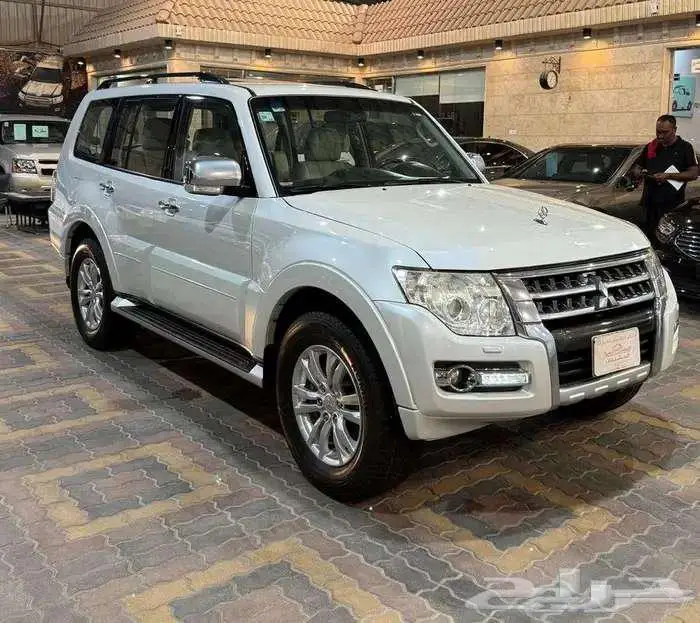 للبيع مستوبيشي باجيرو 2017 مكينة كبيره 3.8 سعودي V6 2