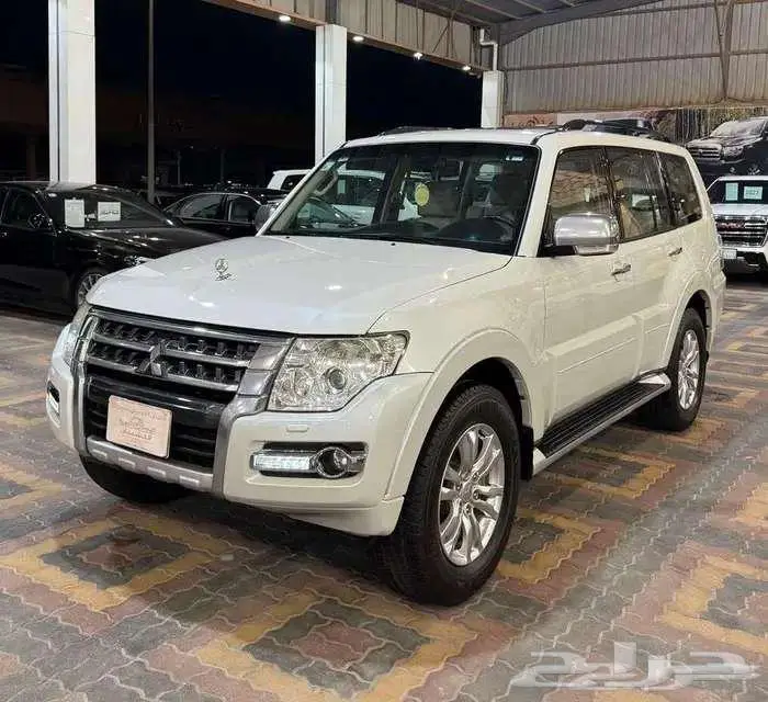 للبيع مستوبيشي باجيرو 2017 مكينة كبيره 3.8 سعودي V6 3