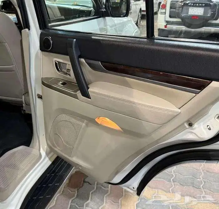 للبيع مستوبيشي باجيرو 2017 مكينة كبيره 3.8 سعودي V6 38