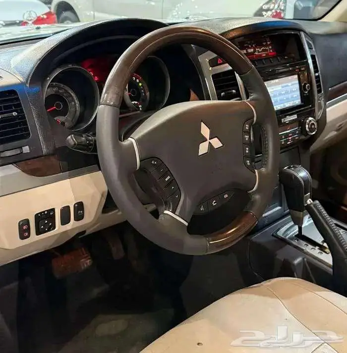 للبيع مستوبيشي باجيرو 2017 مكينة كبيره 3.8 سعودي V6 25