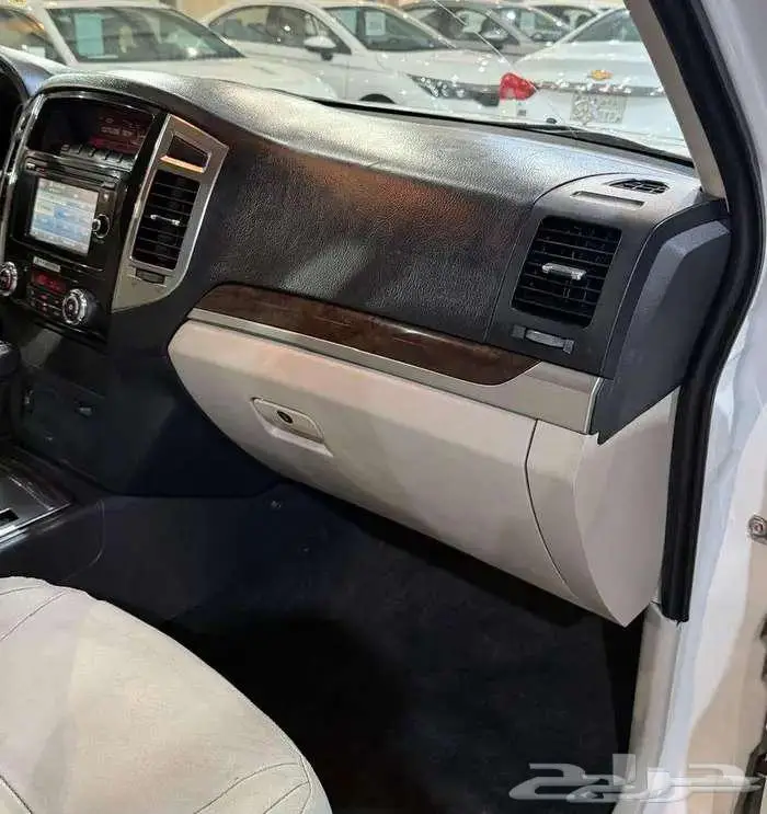 للبيع مستوبيشي باجيرو 2017 مكينة كبيره 3.8 سعودي V6 37