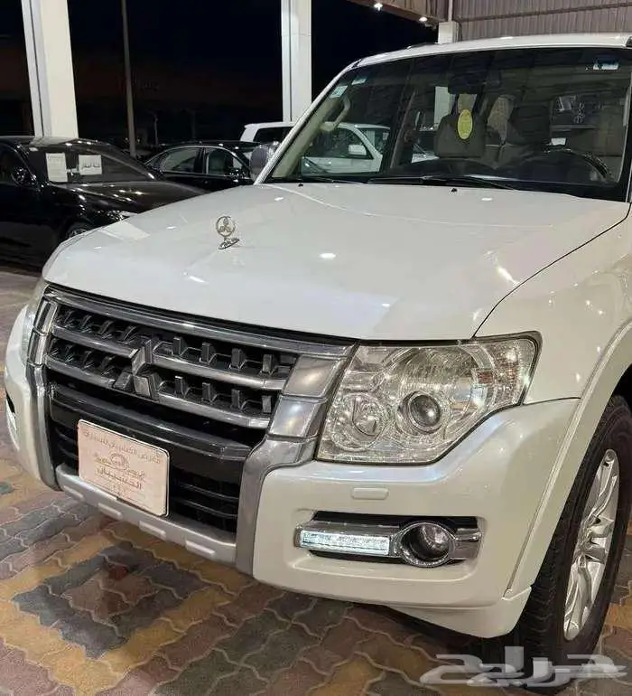 للبيع مستوبيشي باجيرو 2017 مكينة كبيره 3.8 سعودي V6 5