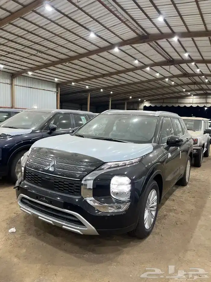 ميتسوبيشي اوتلاندر 2025 ب 95900 شامل 7 مقاعد بصمة اسود ملكي 1