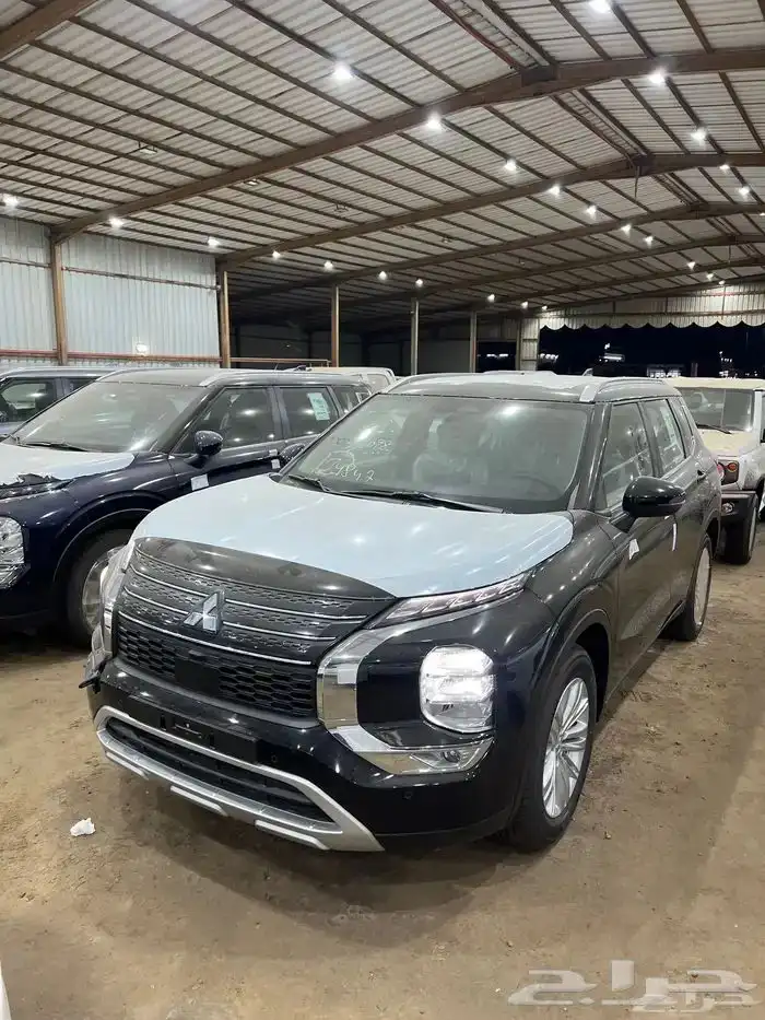 ميتسوبيشي اوتلاندر 2025 ب 95900 شامل 7 مقاعد بصمة اسود ملكي 2
