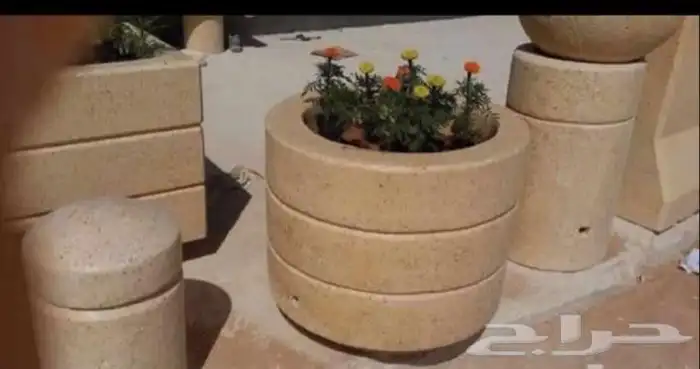 توفر لدينا احواض زراعة للحدائق والاماكن العامة وأيضا  كراسي 0