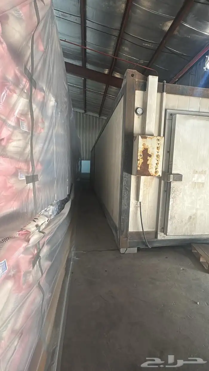 ثلاجة 18 متر بحاله جيده وتعمل 3