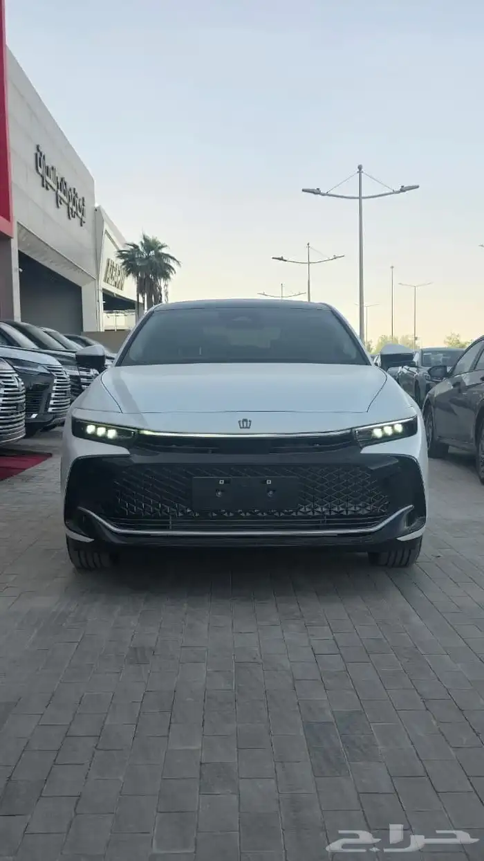 تويوتا كراون مستخدم ماشي1600كيلو متر 0