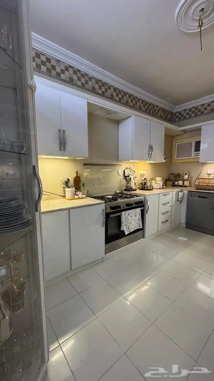 مطبخ أبيض بدون أجهزة 2