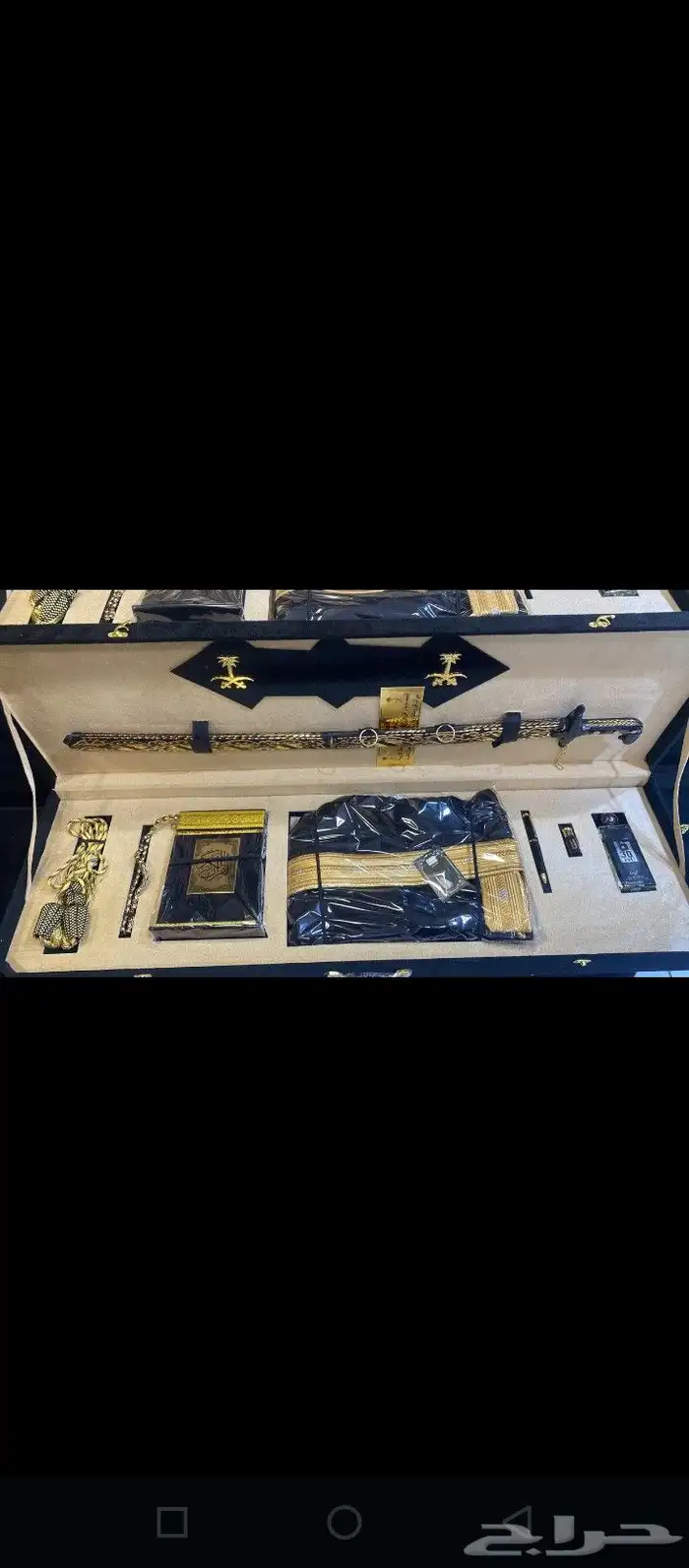 التصميم  تتميز العلب بتصميم فخم  غالب ا ما يكون من الجلد أو 1