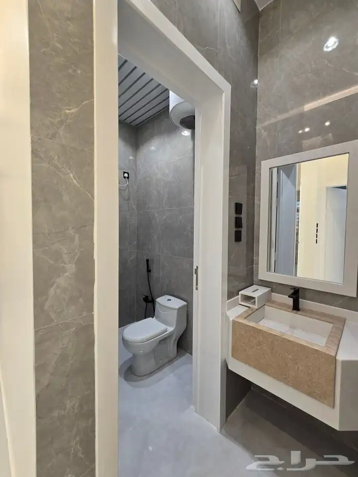 للبيع روف علوى مع ملحق مدخل مستقل بمدخل سياره 8غرف باحدرفيده 14