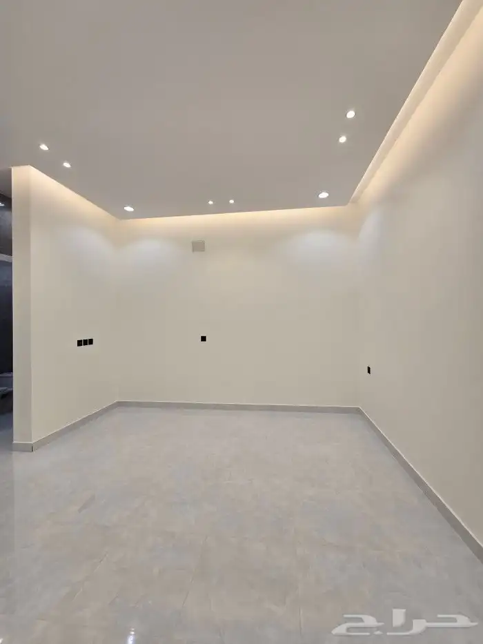 للبيع روف علوى مع ملحق مدخل مستقل بمدخل سياره 8غرف باحدرفيده 22