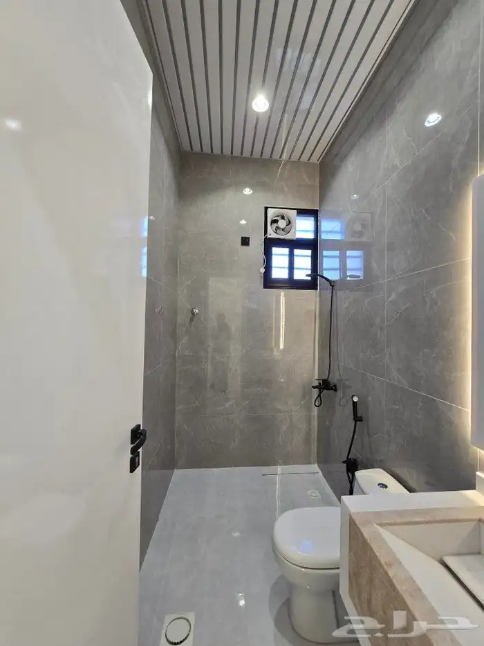 للبيع روف علوى مع ملحق مدخل مستقل بمدخل سياره 8غرف باحدرفيده 19