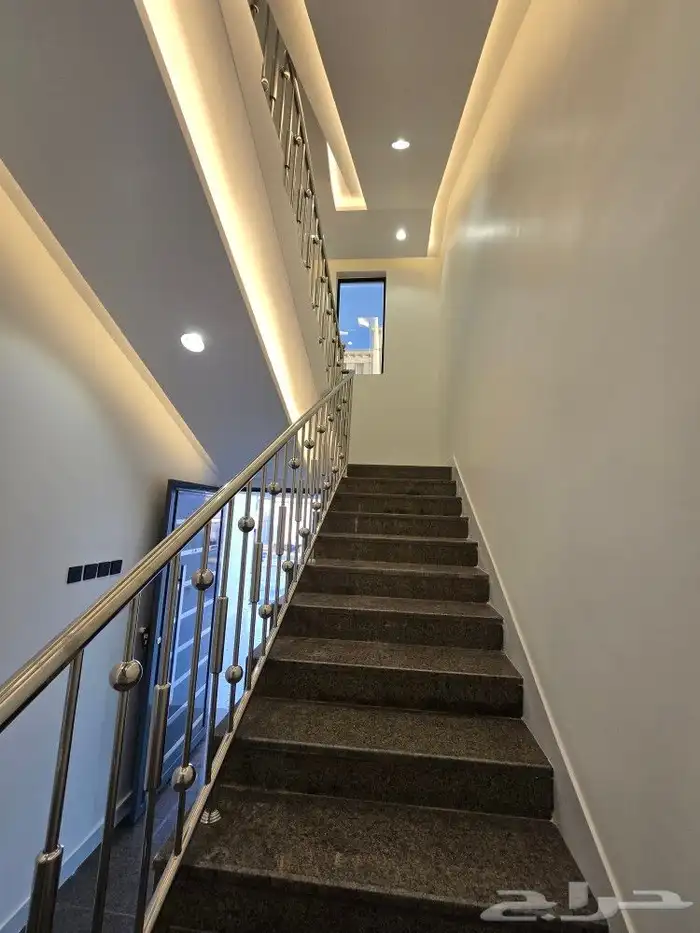 للبيع روف علوى مع ملحق مدخل مستقل بمدخل سياره 8غرف باحدرفيده 6