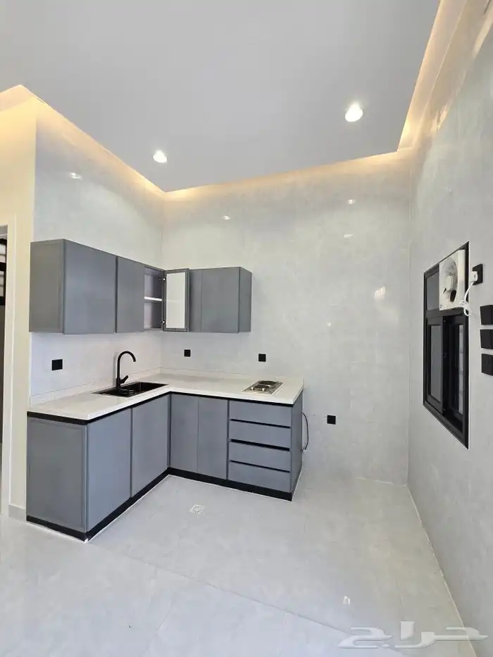 للبيع روف علوى مع ملحق مدخل مستقل بمدخل سياره 8غرف باحدرفيده 26