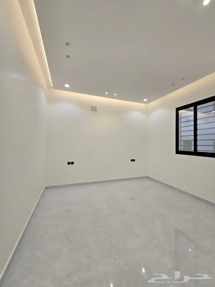 للبيع روف علوى مع ملحق مدخل مستقل بمدخل سياره 8غرف باحدرفيده 18