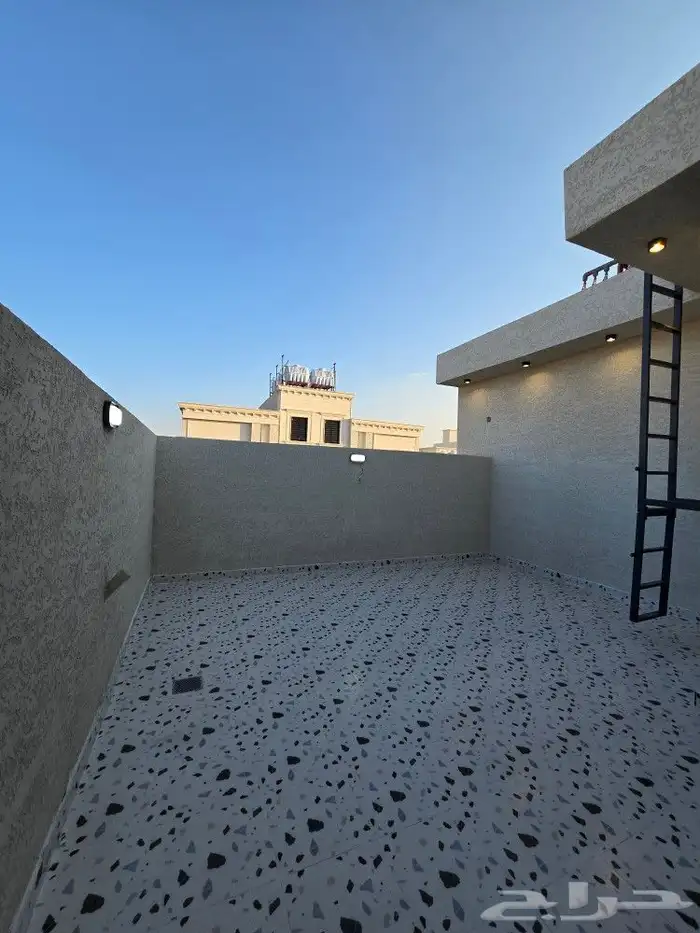 للبيع روف علوى مع ملحق مدخل مستقل بمدخل سياره 8غرف باحدرفيده 30