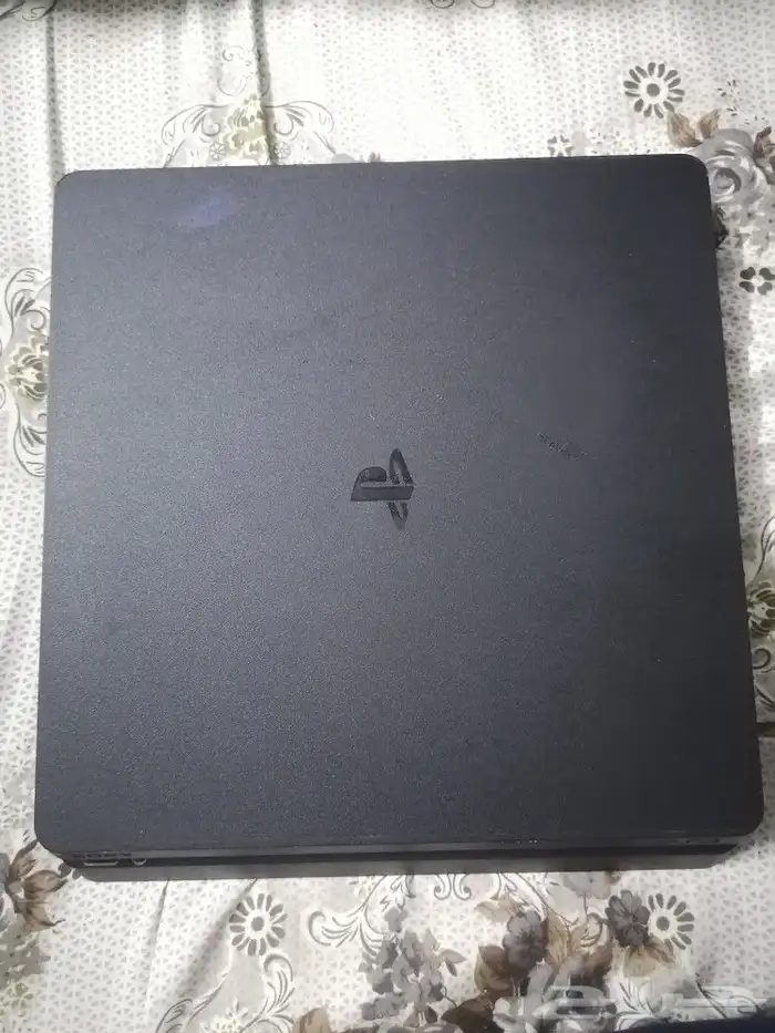 بلاستيشن 4 وان تيرا 1 مع اليد وشاحن الأصلي والاسلاك 2