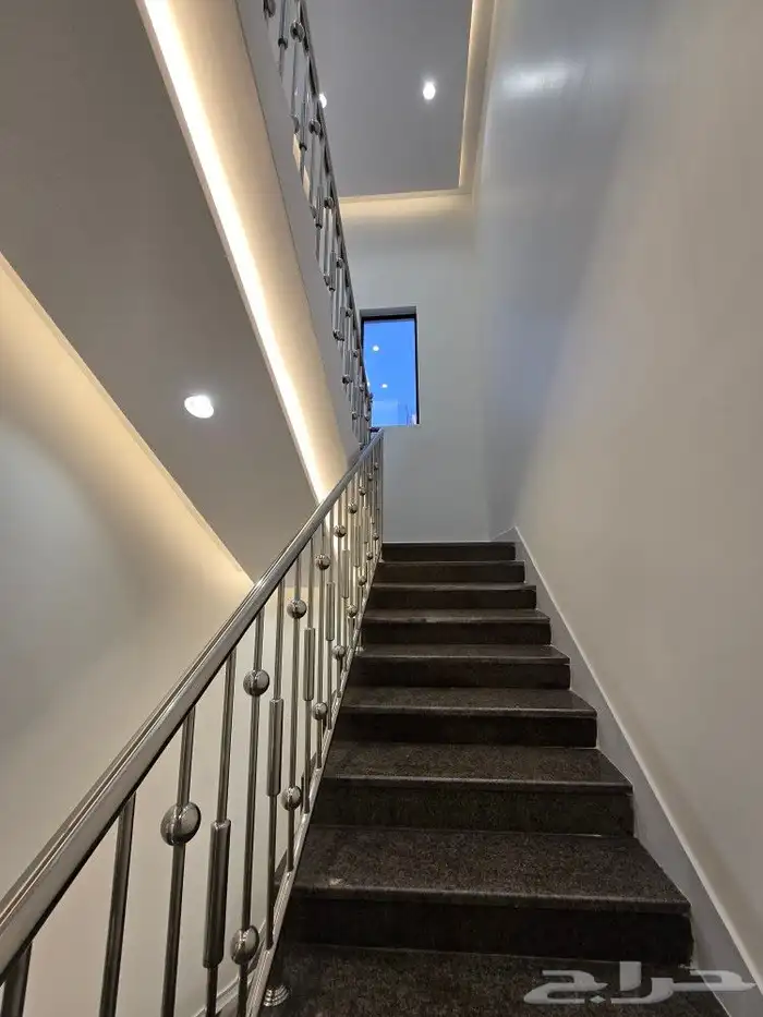 للبيع روف علوى مع ملحق مدخل مستقل بمدخل سياره 8غرف باحدرفيده 23