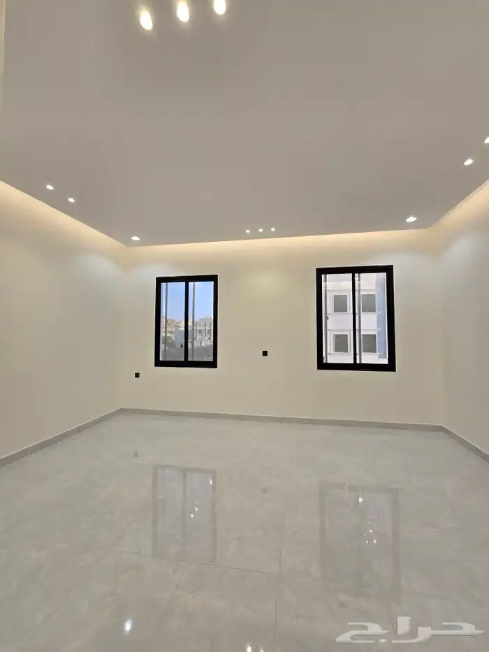 للبيع روف علوى مع ملحق مدخل مستقل بمدخل سياره 8غرف باحدرفيده 9