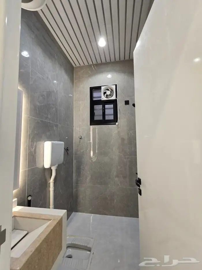 للبيع روف علوى مع ملحق مدخل مستقل بمدخل سياره 8غرف باحدرفيده 21