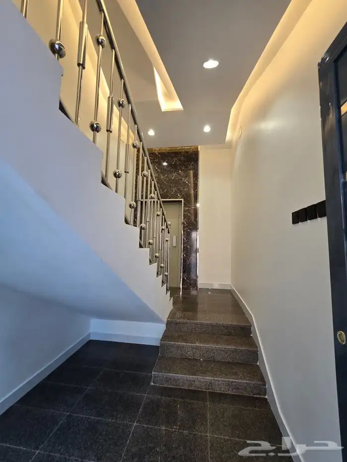 للبيع روف علوى مع ملحق مدخل مستقل بمدخل سياره 8غرف باحدرفيده 5