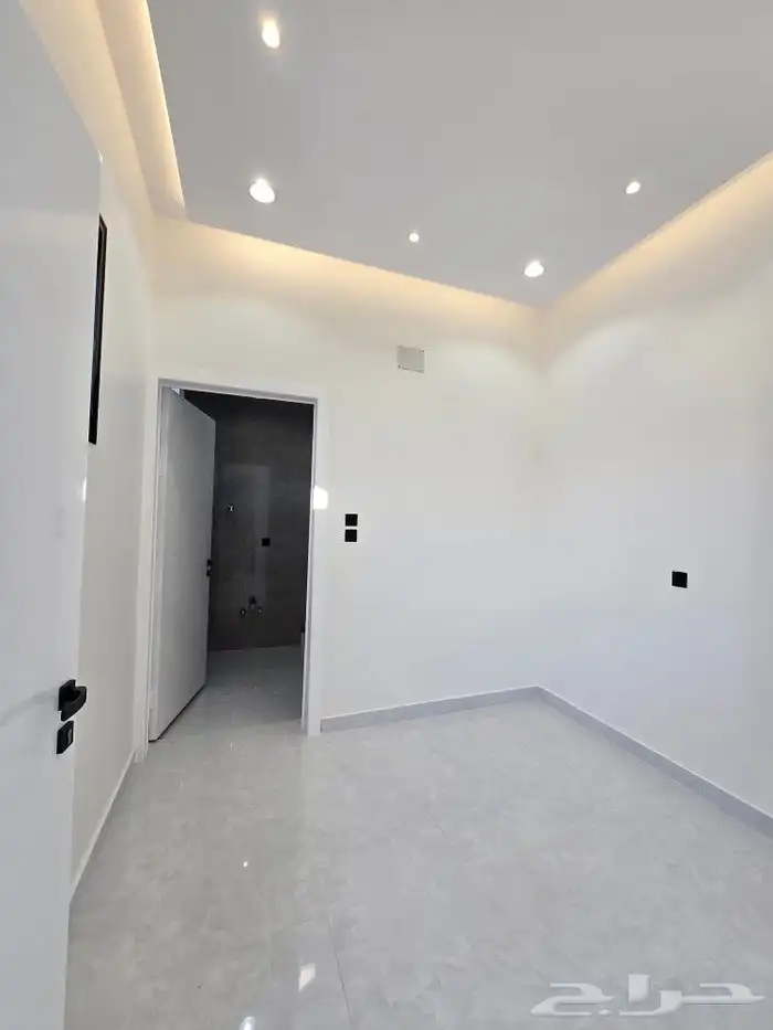 للبيع روف علوى مع ملحق مدخل مستقل بمدخل سياره 8غرف باحدرفيده 27