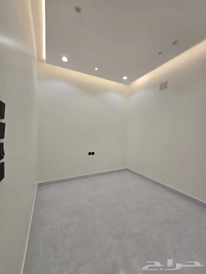 للبيع روف علوى مع ملحق مدخل مستقل بمدخل سياره 8غرف باحدرفيده 17