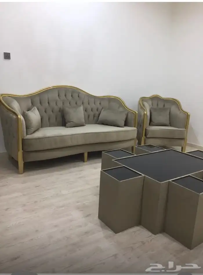 كنب للبيع ملكي مستخدم نظيف يسع عدد (12 )شخص عدد قطع كنب 5 0