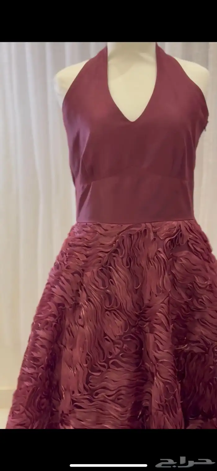 فستان يلبس مديم وسمول اللون عنابي ومن وراء ذيل طويل 5