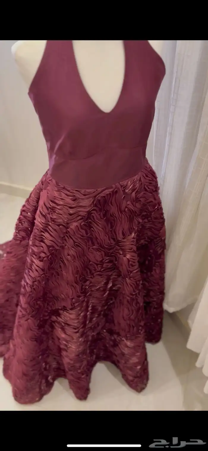 فستان يلبس مديم وسمول اللون عنابي ومن وراء ذيل طويل 2