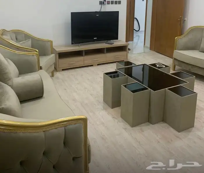 كنب للبيع ملكي مستخدم نظيف يسع عدد (12 )شخص عدد قطع كنب 5 1