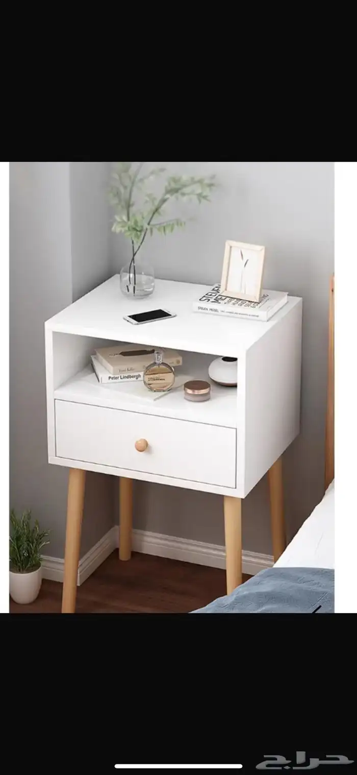 طاولة جانب السرير 0