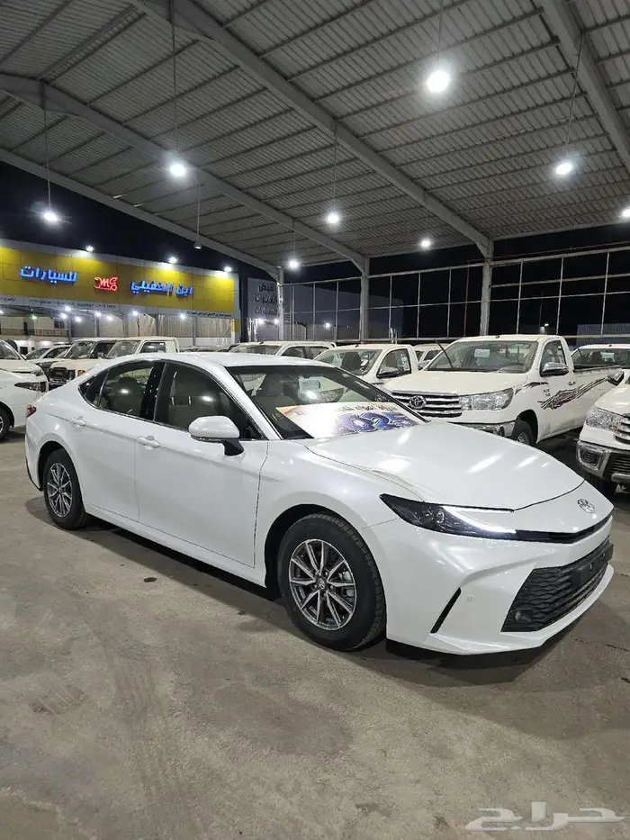 تويوتا كامري E بنزين موديل 2025 13