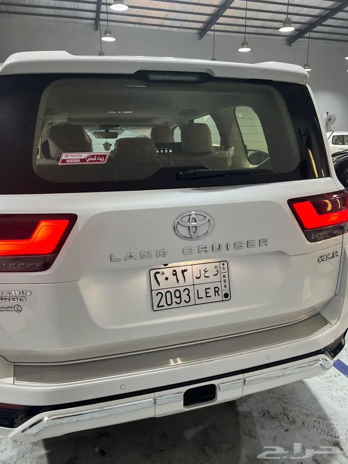لاندكروزر 2023 ديزل اعلى فئه للبيع 300 الف ممشى 20 الف 10