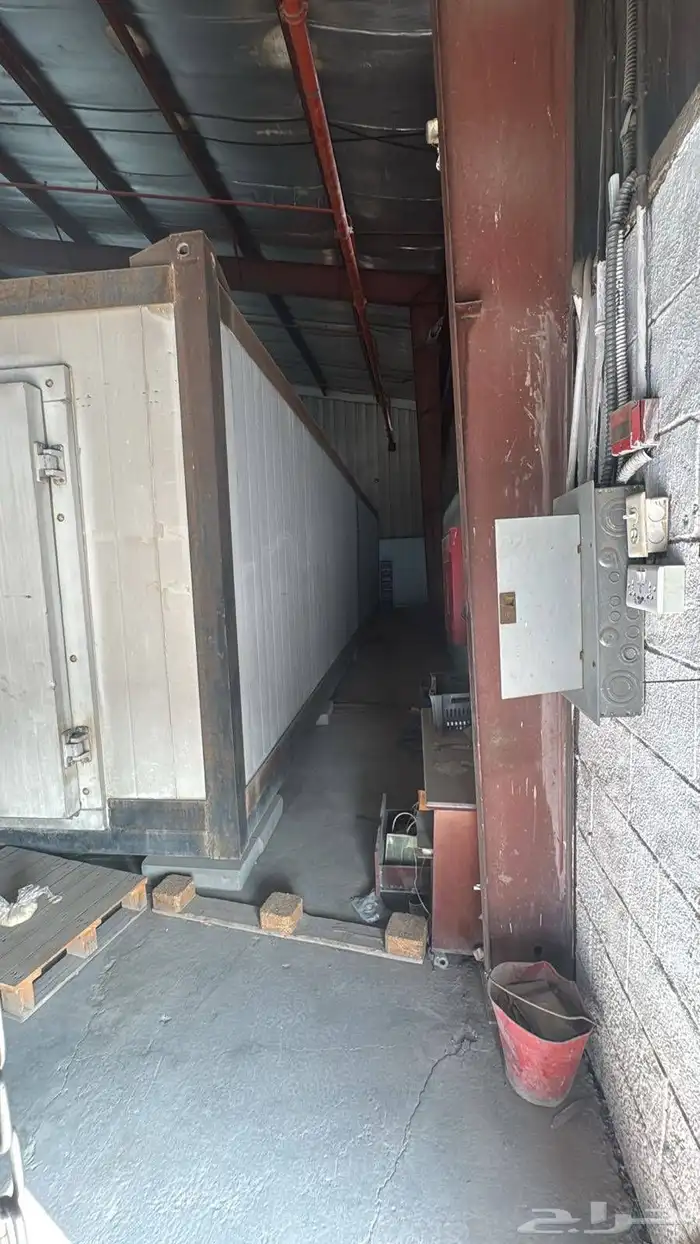 ثلاجة 18 متر بحاله جيده وتعمل 2