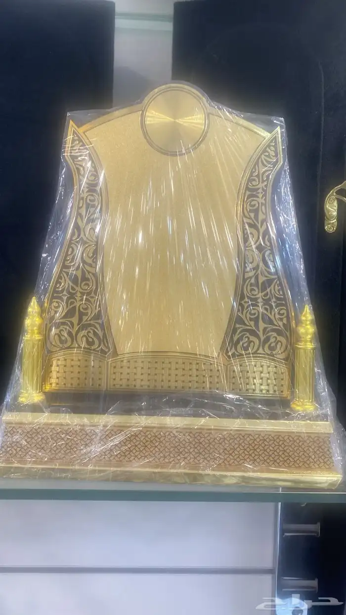 التصميم  تتميز العلب بتصميم فخم  غالب ا ما يكون من الجلد أو 5