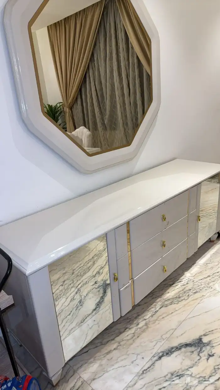 طاولة وكراسي ومرايه طقم كامل 2