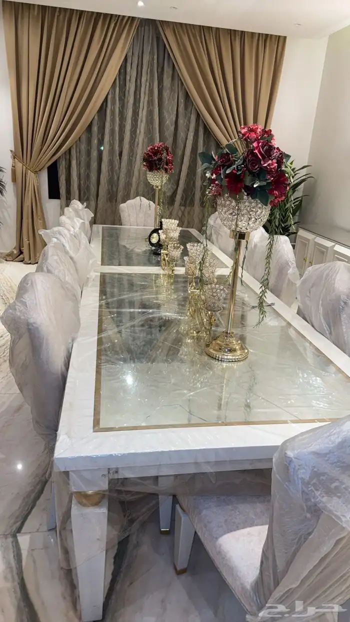 طاولة وكراسي ومرايه طقم كامل 1