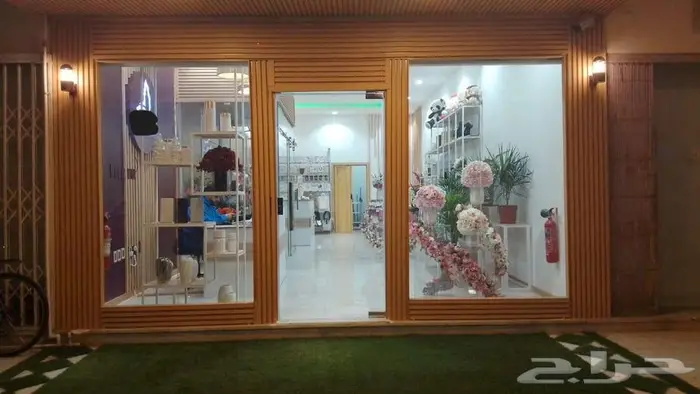 بضاعة و اثاث محل تنسيق ورود و هدايا للبيع 0