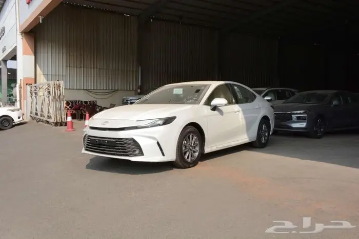 تويوتا كامري 2025 E ستاندر بنزين بالنقد او التقسيط 1