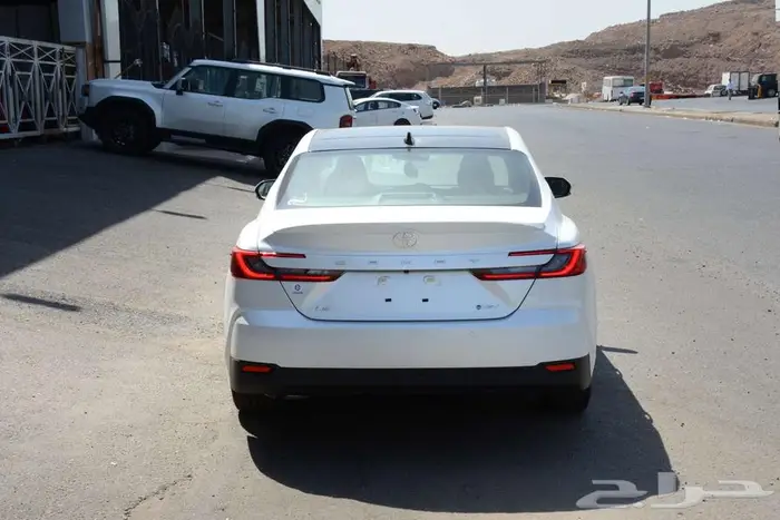 تويوتا كامرى 2025 LE هايبرد بانوراما بالنقد والتقسيط 3