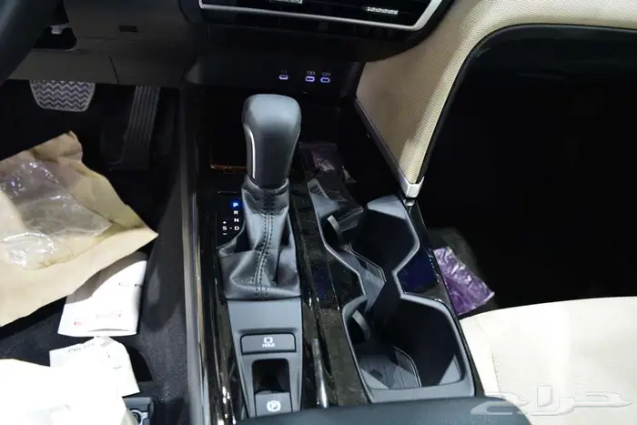 تويوتا كامرى ال اى بنزين اقل سعر للكاش ابيض وتيتانيوم 9